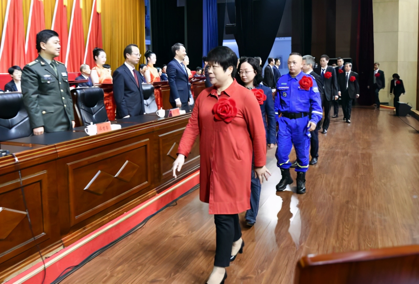 榜上有名!鄂州蓝天救援队喜获全市先进集体殊荣,并上台领奖