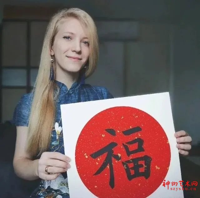 金发碧眼的俄罗斯姑娘,临摹书法四年,把楷书写的惟妙惟肖