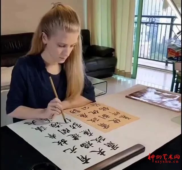 金发碧眼的俄罗斯姑娘,临摹书法四年,把楷书写的惟妙惟肖