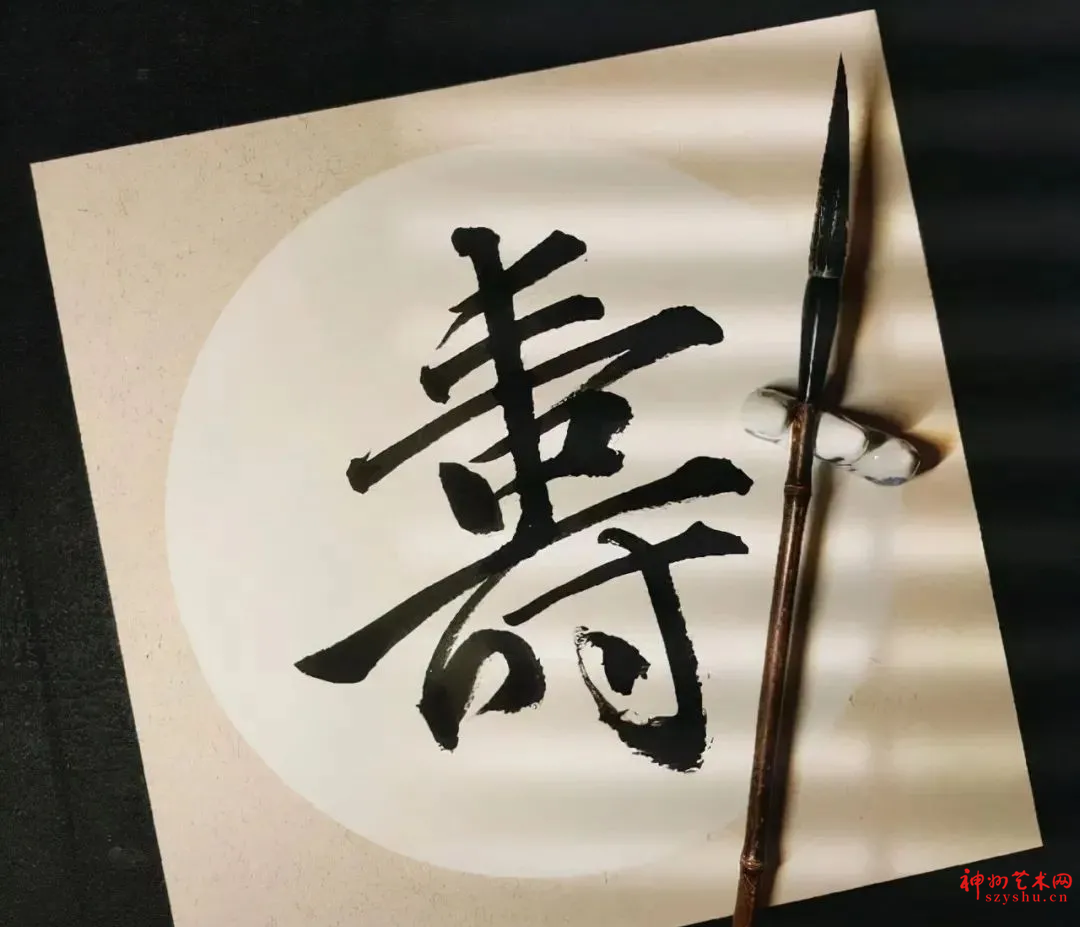 金发碧眼的俄罗斯姑娘,临摹书法四年,把楷书写的惟妙惟肖