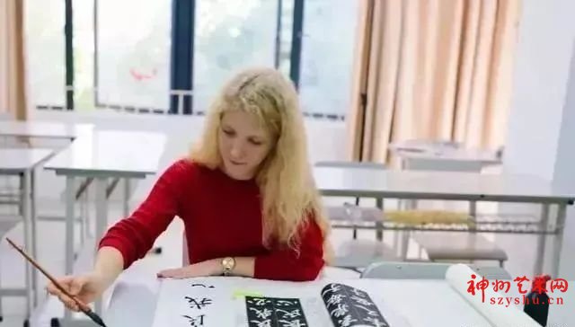 金发碧眼的俄罗斯姑娘,临摹书法四年,把楷书写的惟妙惟肖