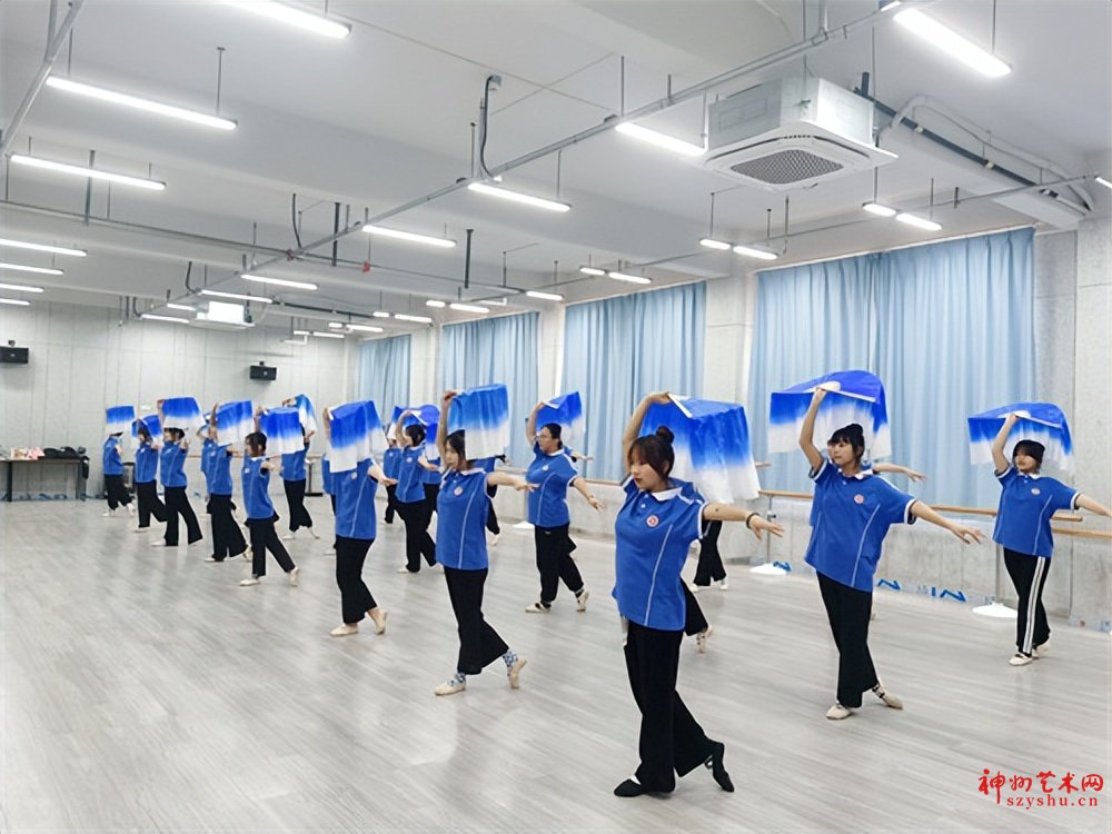 鄂州一职校斥巨资,将17米长的高铁“开”进学校,给学生上课用
