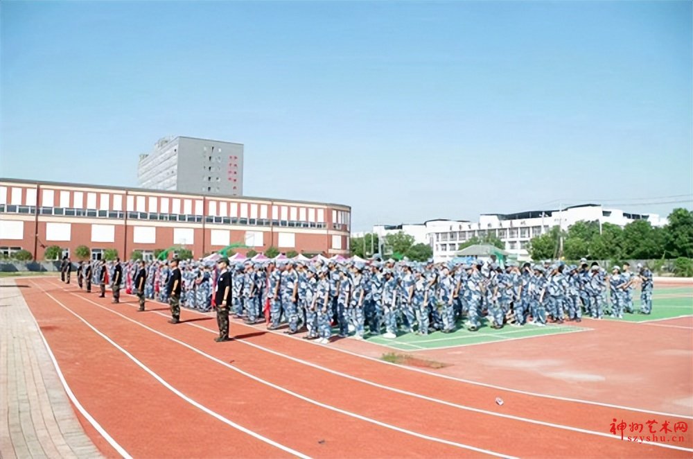 鄂州一职校斥巨资,将17米长的高铁“开”进学校,给学生上课用