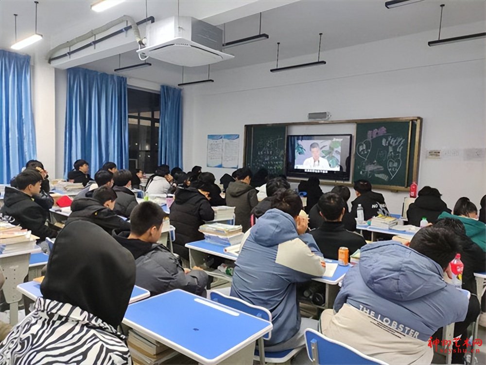 鄂州一职校斥巨资,将17米长的高铁“开”进学校,给学生上课用