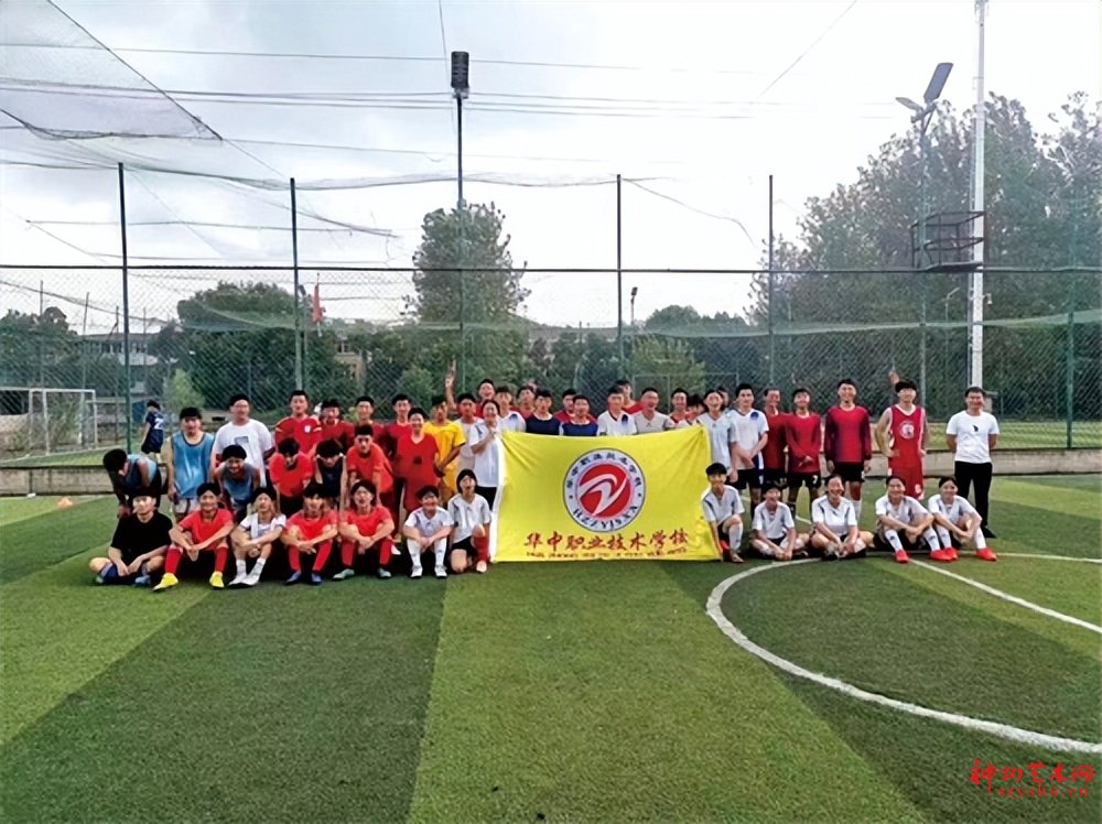 鄂州一职校斥巨资,将17米长的高铁“开”进学校,给学生上课用