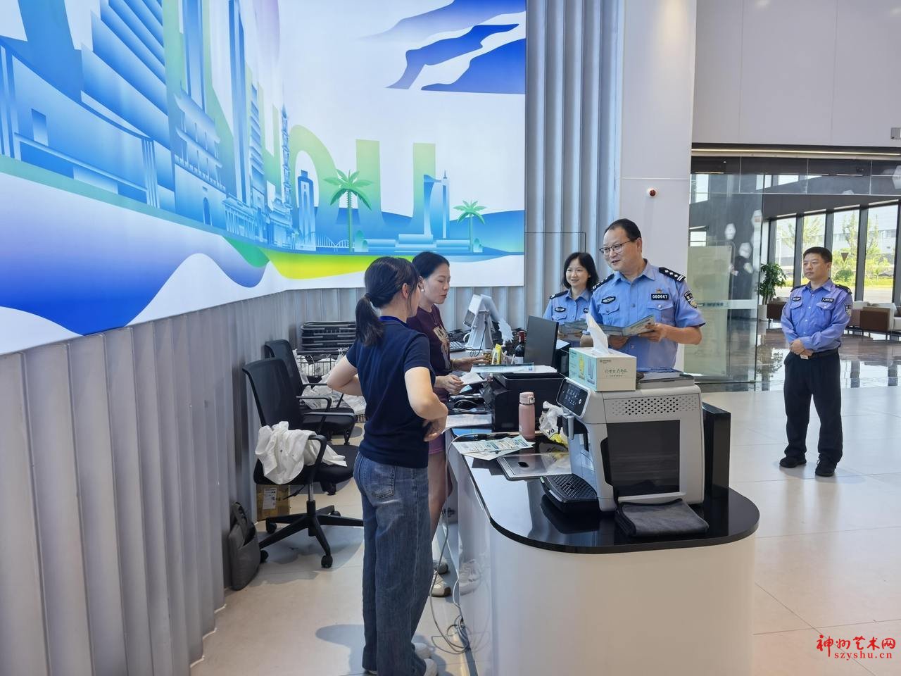 民警在衢州综合保税区走访宣传涉企反诈.jpg