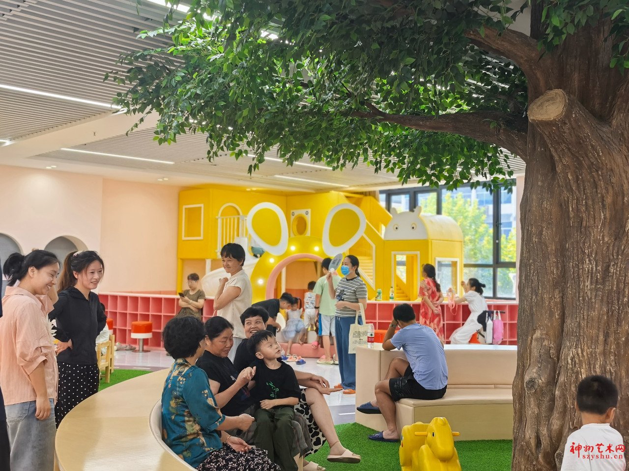 暑假,大同镇劳村村便民服务综合体成为周边儿童玩耍的乐园。.JPG